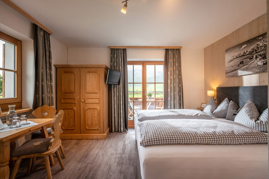 Doppelzimmer mit Dusche, WC und Balkon und Smart-TV